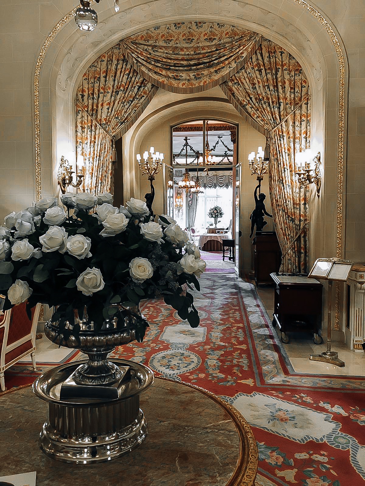 ELEGANT DUCHESS RITZ LONDON