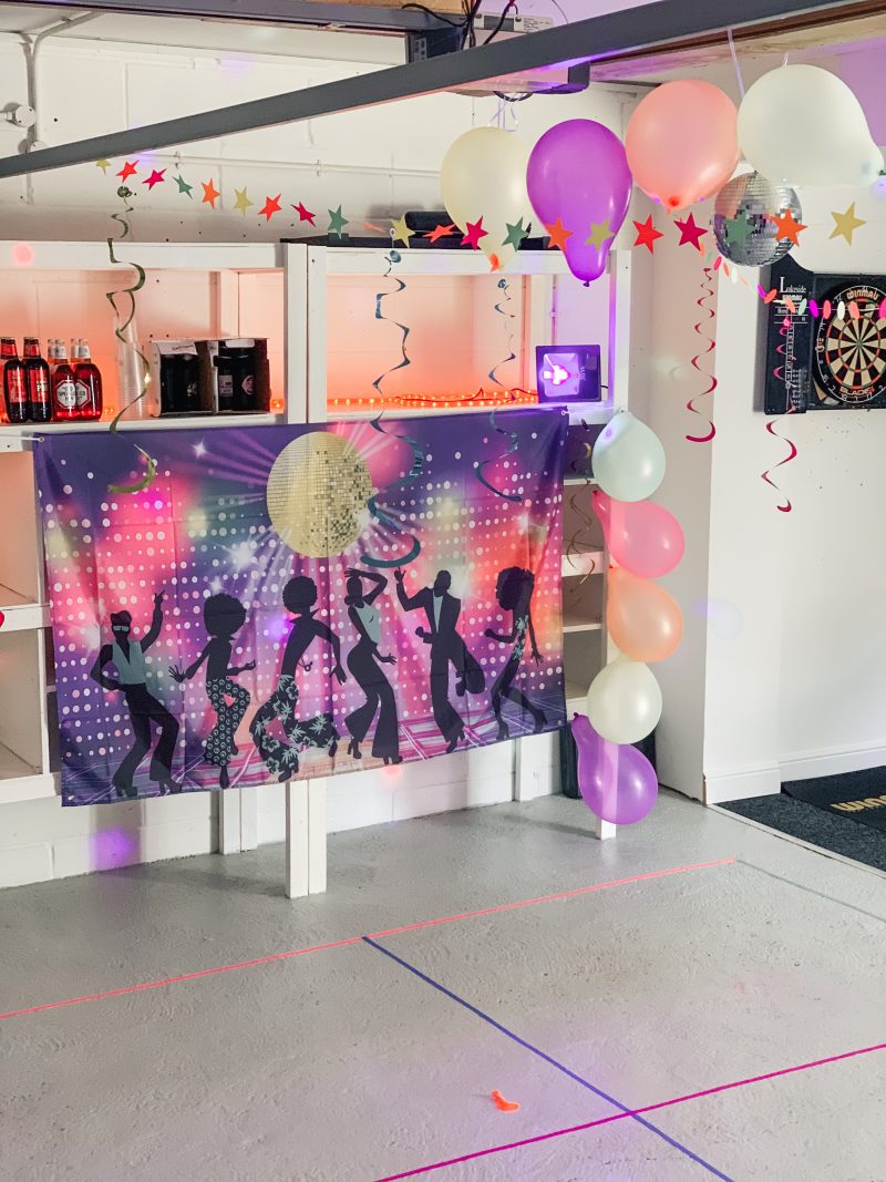 80's party, 80's decorations, 80's outfits, how to throw a party, epic party, party ideas, party themes