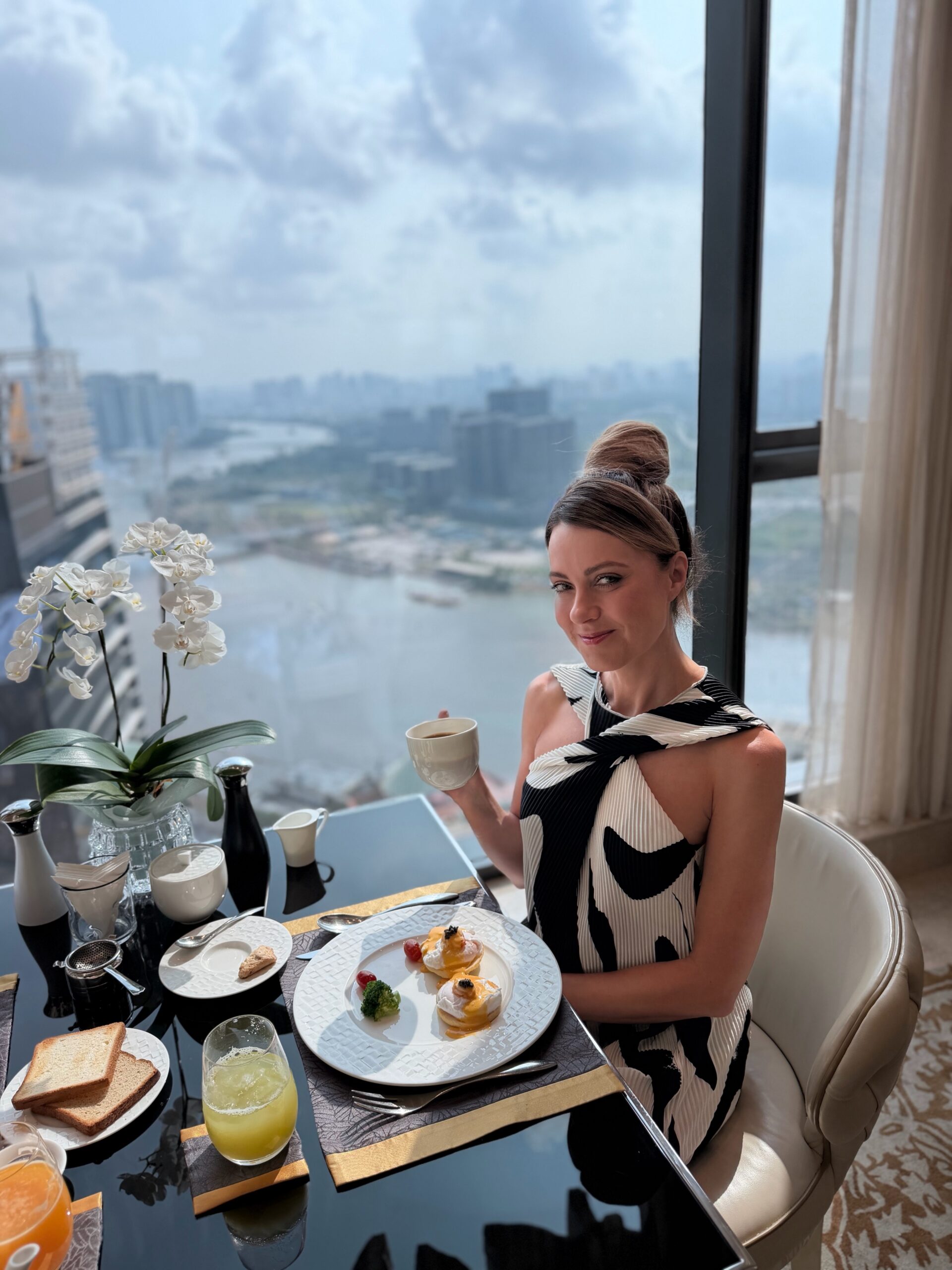 Club lounge at The Reverie Saigon offering breakfast, afternoon tea and evening cocktails Club lounge at The Reverie Saigon offering breakfast, afternoon tea and evening cocktails